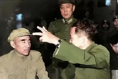 上世纪五十年代，在部队系统的某次会议上，开国上将、新中国首任空军司令员刘亚楼(右