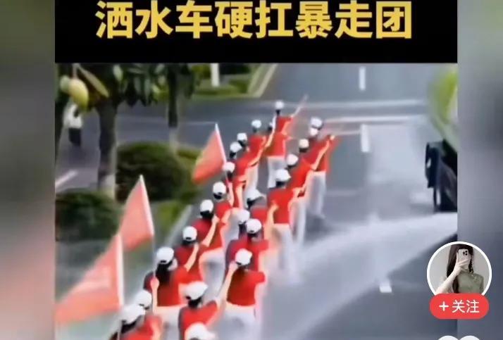 看着就解气啊！
现在暴走团已经成为公害了！
阻碍消防车、阻碍救护车，神来杀神，佛