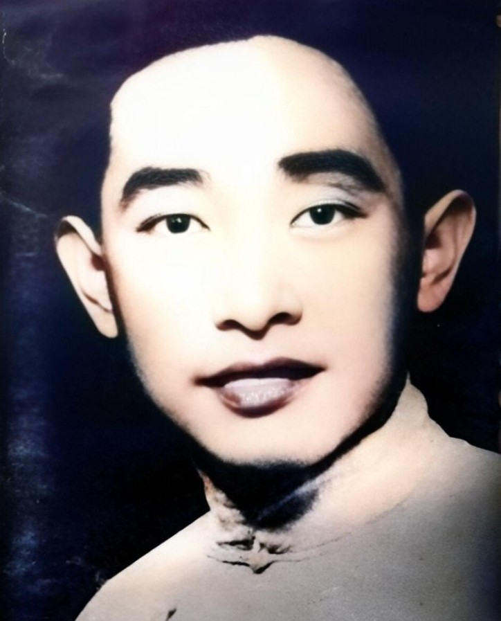 1928年，梅大栋被捕后，和偷牛贼关在一起。殊不知，偷牛贼在牢房中观察很久了，早