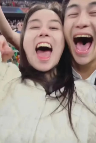 看看什么叫豪门二代
人家何猷君和妹妹的合照
两个人的舌头都是粉粉的，没有舌苔
没