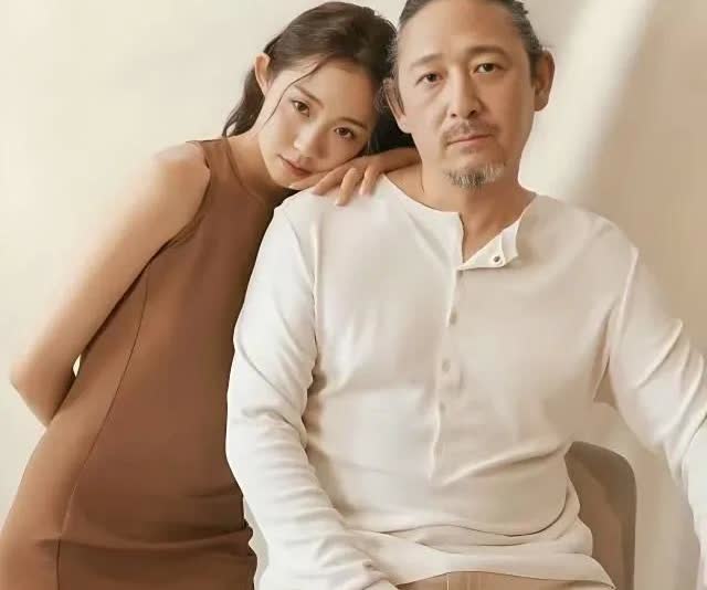 万千惠说:
“三宝跟我讲过他以前的婚姻，很努力的挣钱写歌，但是他不开心。

