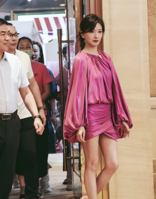 万茜, 气场全开, 粉裙优雅亮相, 笑容迷人, 真是太美了！ ​​​