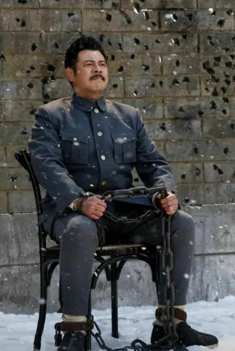 吉鸿昌牺牲后，妻子胡红霞卖掉房子赎回遗体，却发现衣服口袋里有一张小纸条，上面写着
