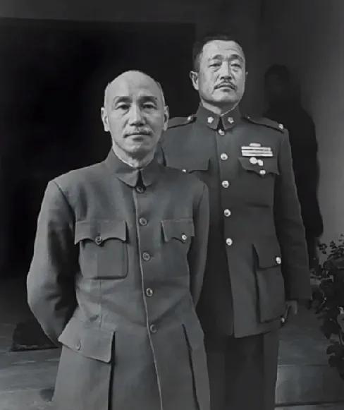 杜聿明的一生很传奇。
他早年毕业于黄埔军校，参加过北伐战争和抗日战争。在1933