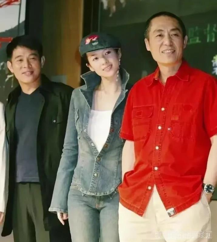 那个时候章子怡刚出道不久，看着很清纯，笑容亲切甜美，着装又朴素，没有露胳膊露腿，