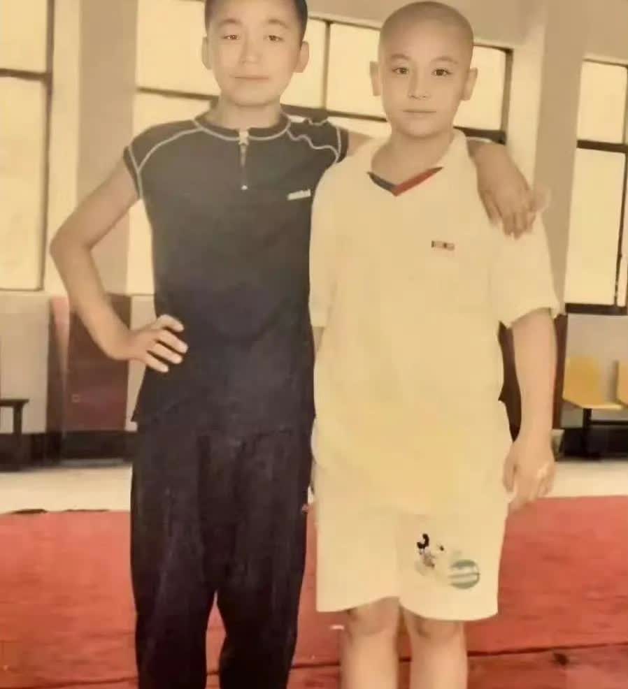 1996年，少林寺。14岁的王宝强和释小龙，释小龙的原名叫“陈小龙”，这法号是师