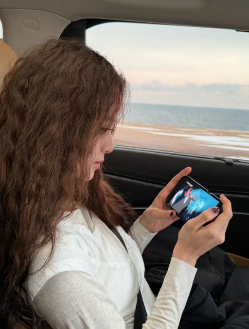 超有趣!欧阳娜娜看《轻轻》舞台的自己，羊毛卷造型超可爱。温润嗓音恰到好处，见证她