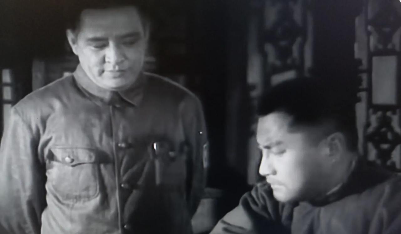 李默然饰演我军联络部的姜部长，中叔皇饰演国民党团长郑汉臣（被俘）。
电影《兵临城