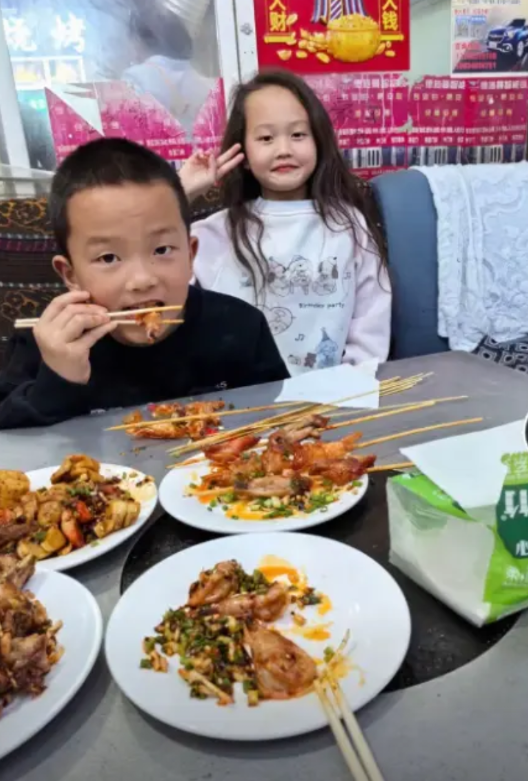 贵州一位32岁的父亲在5月21日时，带一双儿女去外面玩了一天，买了玩具，吃了美食
