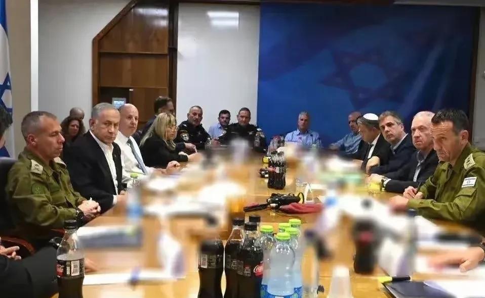 以色列开会研究
伊朗现在正打在兴头上，主动投降应该是不可能。而且，投降的问题伊朗