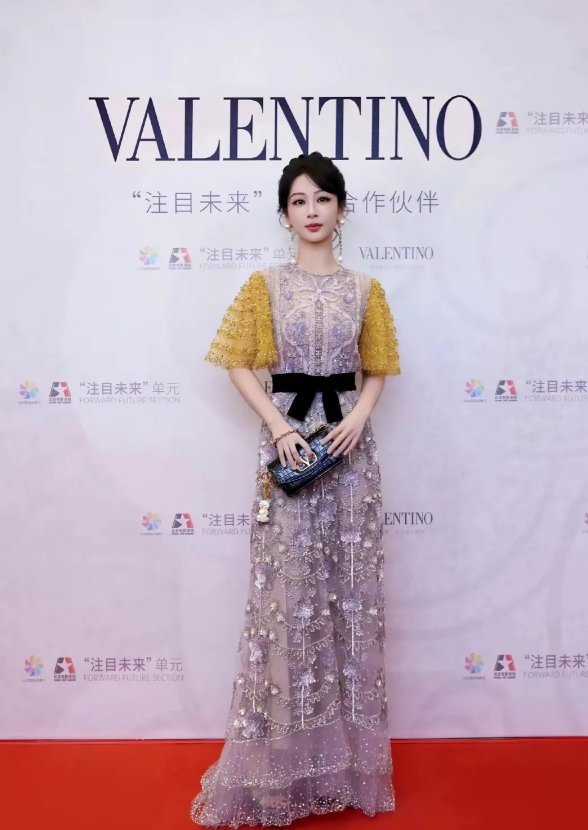 杨紫携星河入宴，黄紫撞色长裙似打翻春日调色盘，高盘发髻缀满碎钻流光，垂眸浅笑间甜