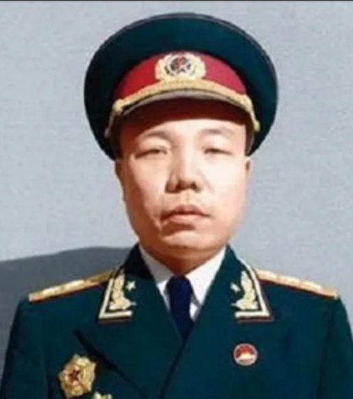 1935年，红军干部在筹集粮食时，被藏族土司抓走，政委萧华去谈判，土司却说：“留
