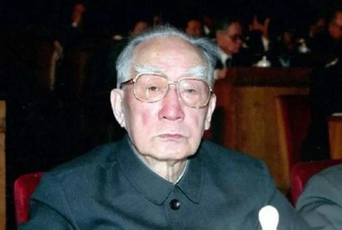 薄一波37岁就当上中央委员，排名在王明、博古前面，主要因这一工作相当出色！薄一波