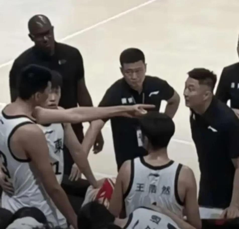 杜润旺的确够勇猛，敢站出来拉架！这边杜峰实在不满徐昕的无脑失误，暂停喊下来一顿疯