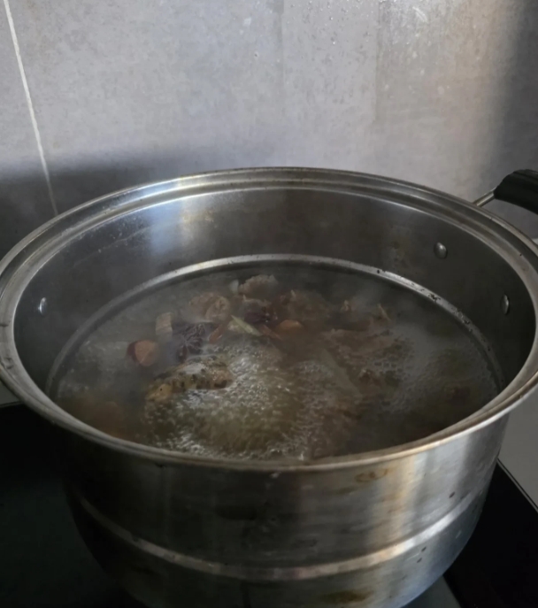 锅里炖着牛肉，坐下来喝水，想起一个问题……

60岁以前，彻底的唯物主义者，那时