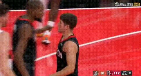 杜兰特撞胸、摸头，谢泼德13+3+3+4抢断再获认可！
图1-2：谢泼德3节上篮