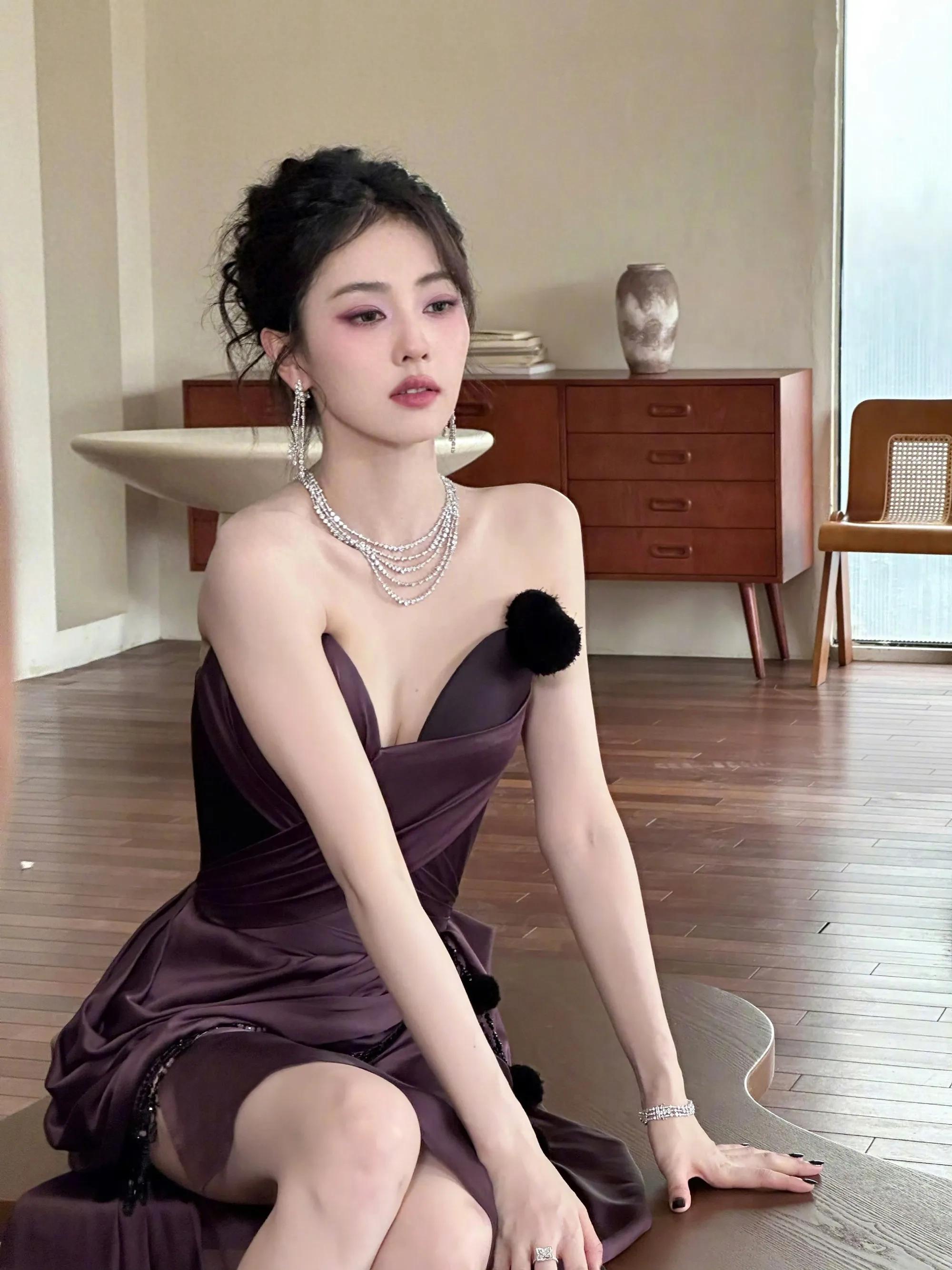 白鹿抹胸紫裙，美得不要不要的
