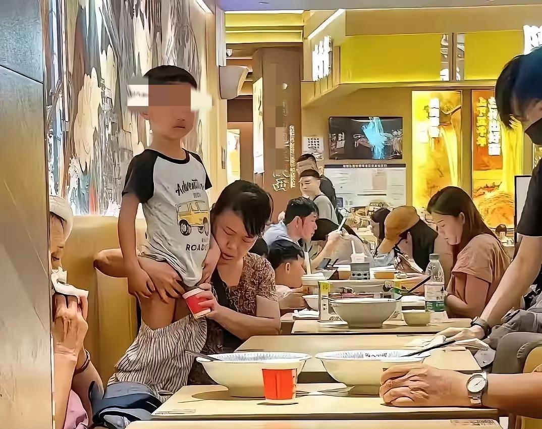 不得不说这位女士太缺德了！
在饭店，直接拿饭店的一次性杯子，给她的孙子接尿。
你