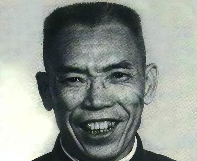 1947年，梁兴初买烟发现没带钱，给刘亚楼打电话：“借我1万”。
1947年，梁