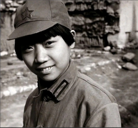 1936年，土匪要枪毙一个12岁的小红军。突然，小红军说：“你们还是用刀砍死我吧