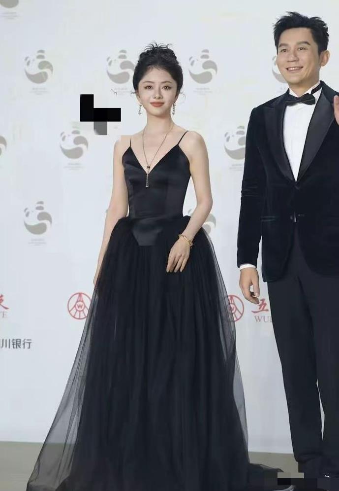 谭松韵这身打扮，果然是成熟了不少，她穿黑色吊带裙美丽又高贵！
长发盘起，笑容很甜