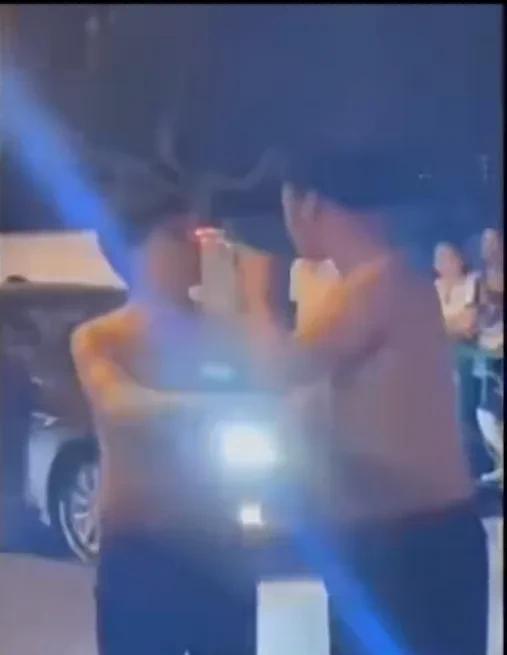 #儿子抓亲妈出轨喊爸爸，该咋做？#母亲出轨，儿子当场抓住出轨的男人。儿子还给自己