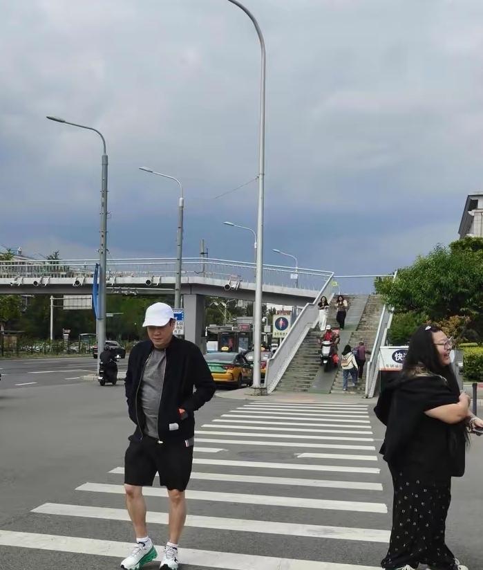 小杨和Coco都在体总活动，
就是没有见到莎莎，
看楚钦中午打包回去饭菜，
应该