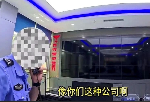 其实被上门开锁催收的这位女孩儿应该感谢这位催收，因为你的欠款大概率是要有人给你买