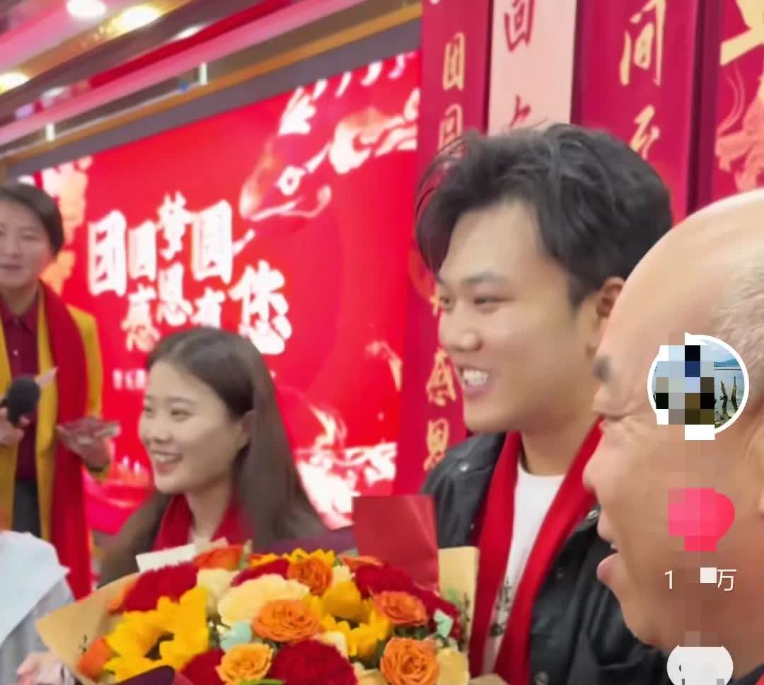 谢爸为了庆祝浩南回家大喜的日子，竟然自家工厂停工停产，所有员工去吃团圆宴。

