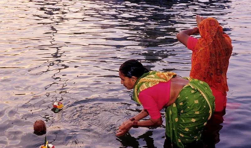 恒河漂浮重约200公斤“神奇石头” 在恒河之上，漂浮着一块重达约200公斤的“神