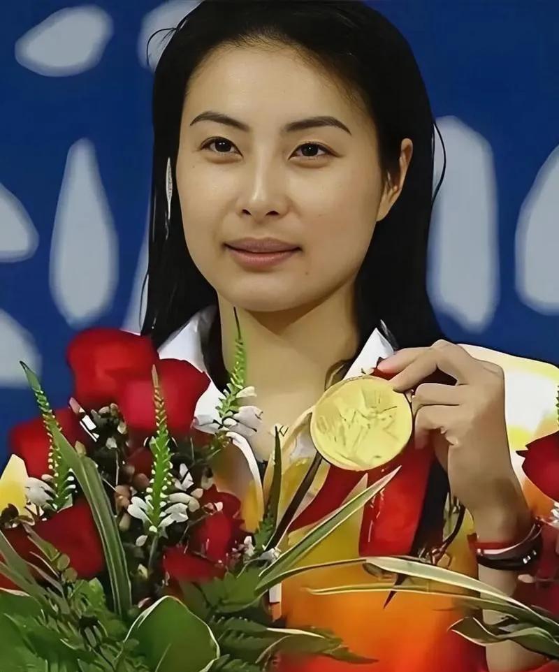 郭晶晶又火出圈啦！不是因为参加啥豪华晚宴，也不是出席啥高端场合，居然是因为在家摆