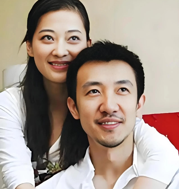 梅婷母女合拍杂志，母女俩共用一张脸，老公孩子陪同好幸福