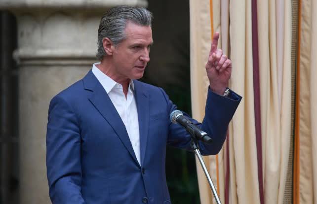 “特朗普这是把未来交给中国，加州不会让他得逞！”近日，加州州长因为特朗普暂停了美