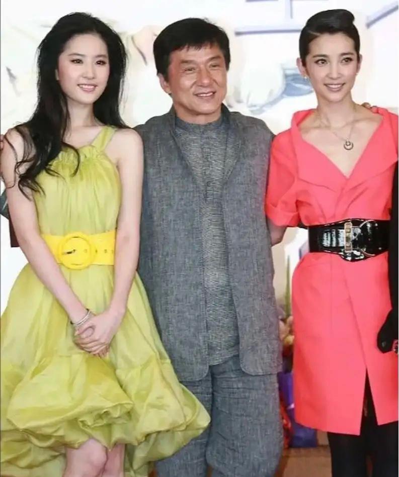 审美是非常主观的，每个人对美的理解和偏好都不同。李冰冰和刘亦菲都是非常优秀的演员