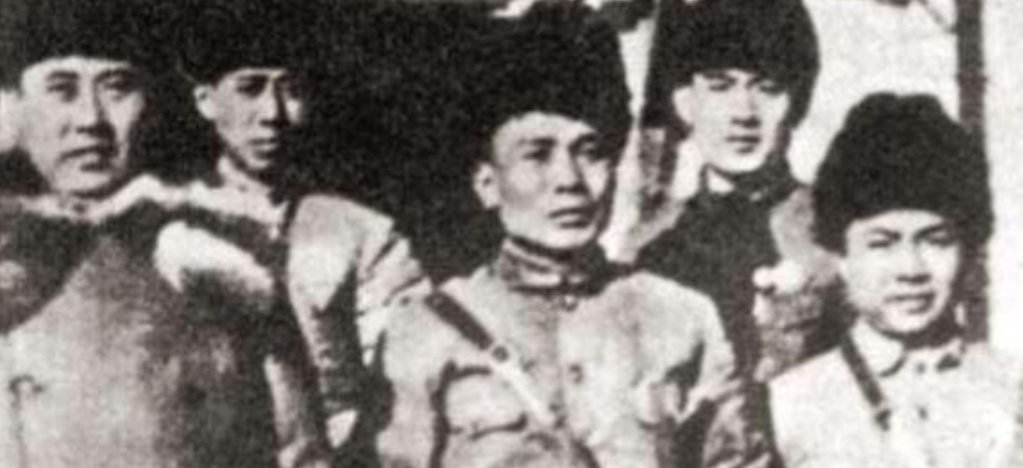 1948年底，一国民党伙夫战败被俘，却不愿意接受改编，于是解放军战士给了他两块银