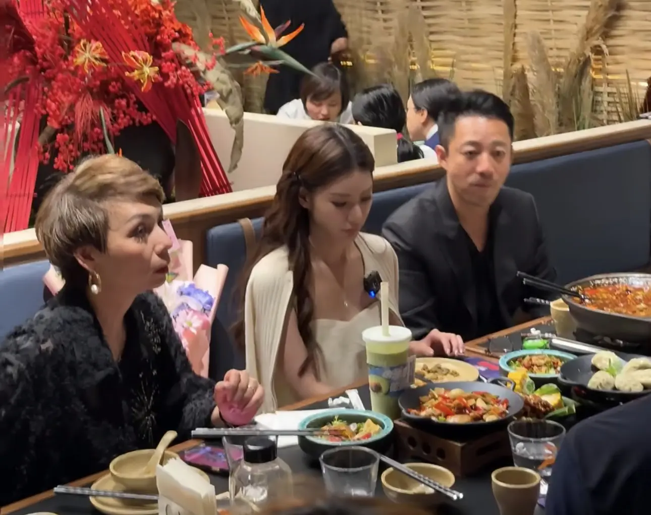 汪小菲与现任老婆一起吃饭！
汪小菲到底花心不花心呢？