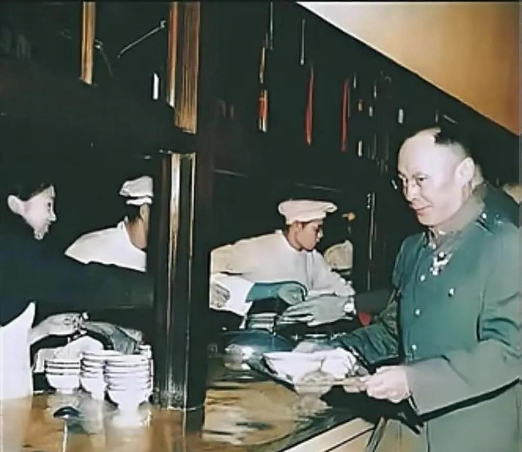 1948年，时任国防部部长的何应钦在食堂排队打饭。