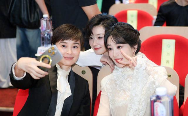 女星私下怪相百出：杨紫脸卡粉，宋佳光着大脚丫子，闫妮又喝多了