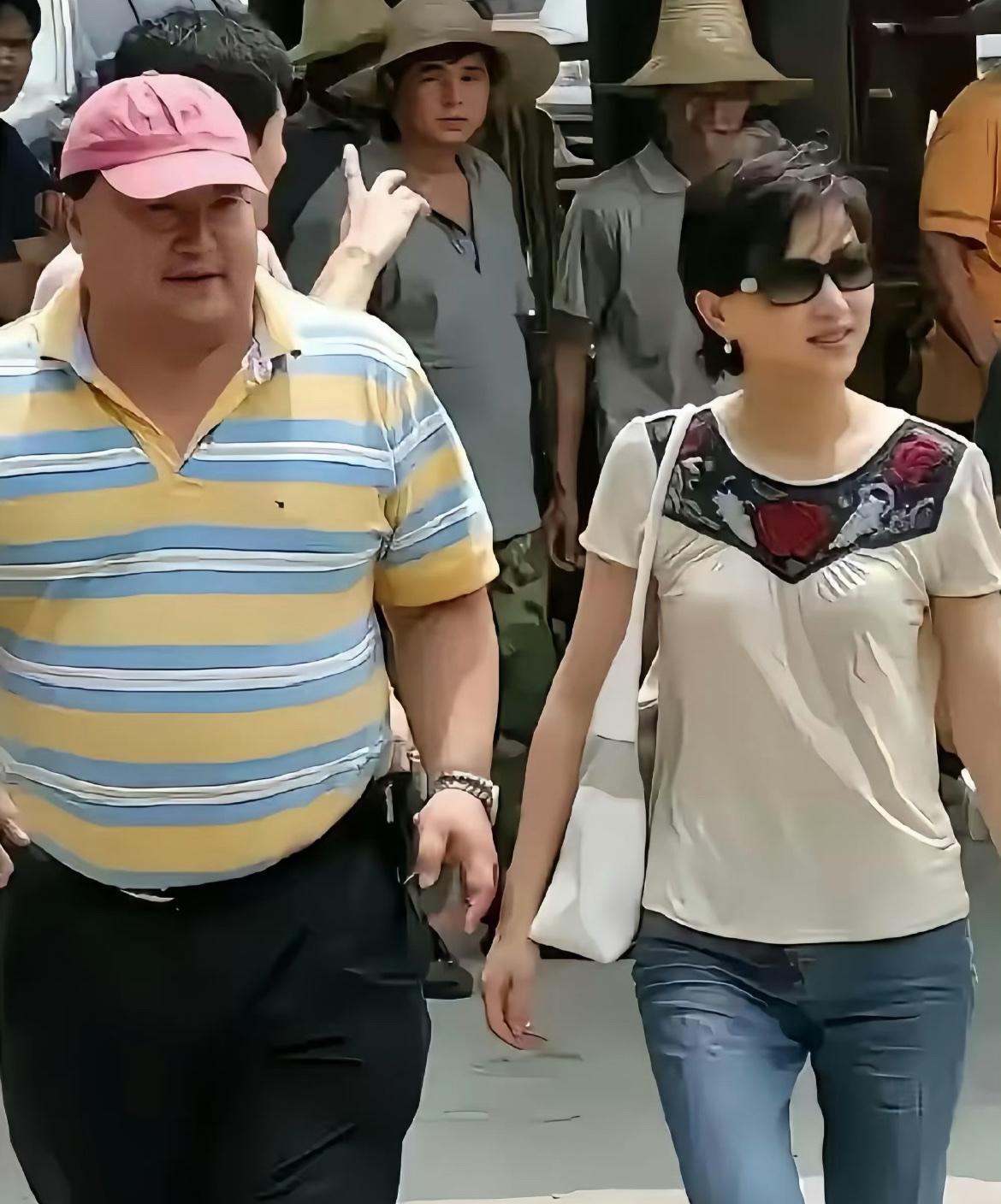 章泽天直言杨澜是偶像，难怪择偶观竟也如此相似，不然她怎么会嫁给刘强东呢？
原以为