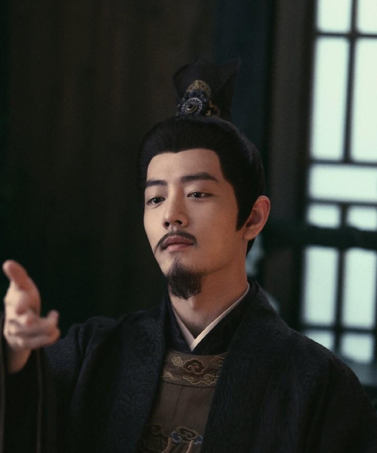 突然发现肖战挺矛盾的
你说他势利吧，陈情令一直占在那里纹丝不动，感觉他挺感恩的。