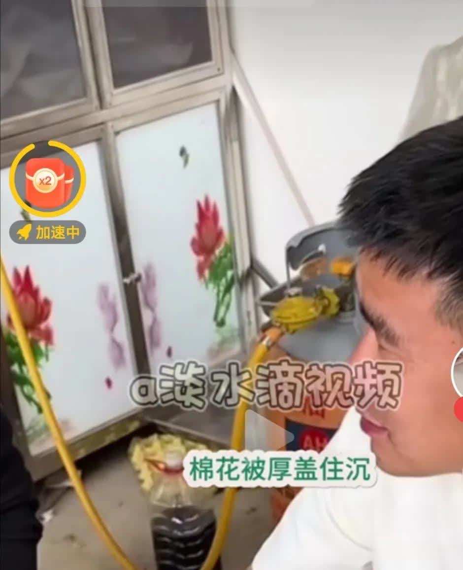 阿杜都快心疼得哭出来了！
李佳和阿杜在饭桌上商量着给雨露买被子的事儿。
阿杜