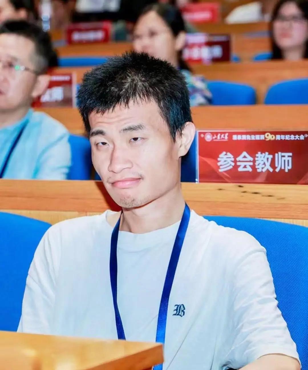 韦东奕被全网关注后，北大的反应是真快。前几天他去校医院看了下牙，医生说需要做义齿