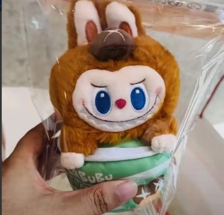 我的妈呀？真没想到还有人为这个潮玩甚至吵架，这个世道是咋了！！！

通宵排队，有