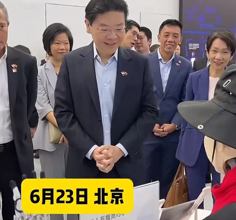 黄循财担任新加坡总理后首次访华，今天在北京机器人产业园考察体验机器人。走到松延动