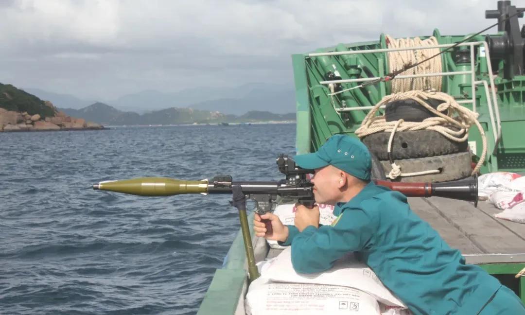 越南的“海上民兵”，装备看上去还挺不错的——图1：苏制RPG-7火箭筒
图2～3