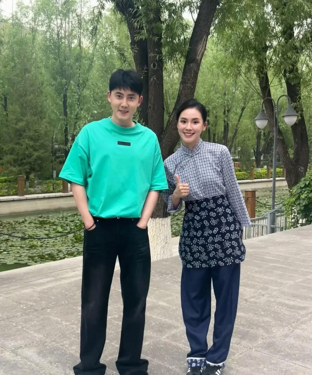 张睿好帅气啊，朝气澎湃的帅小伙！帅的让人挪不开眼。薄荷绿T恤配黑裤子，往那儿一站