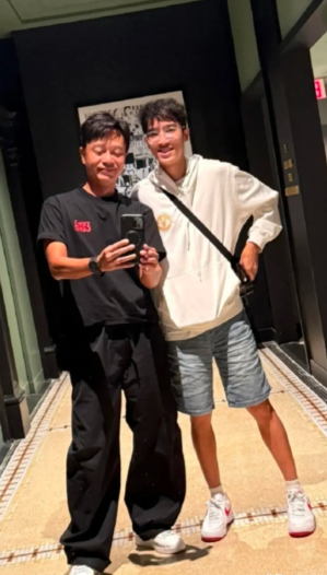 李克勤儿子Ryan赴纽约大学开学，并晒与父母的合照，这身高已经超过爸爸了啊！
这