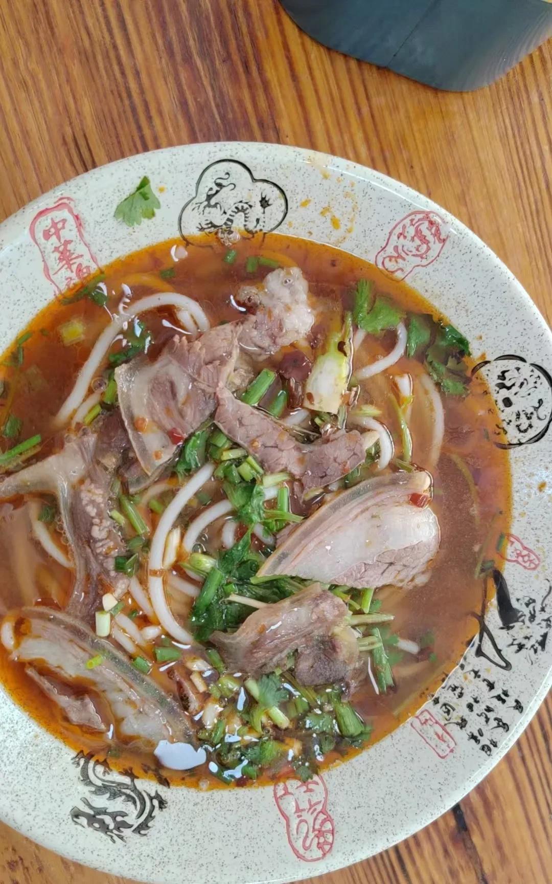 贵州的粉是真的好吃。
最近来贵州旅游了，网红酸汤牛肉吃了，说实话不能说难吃，但是