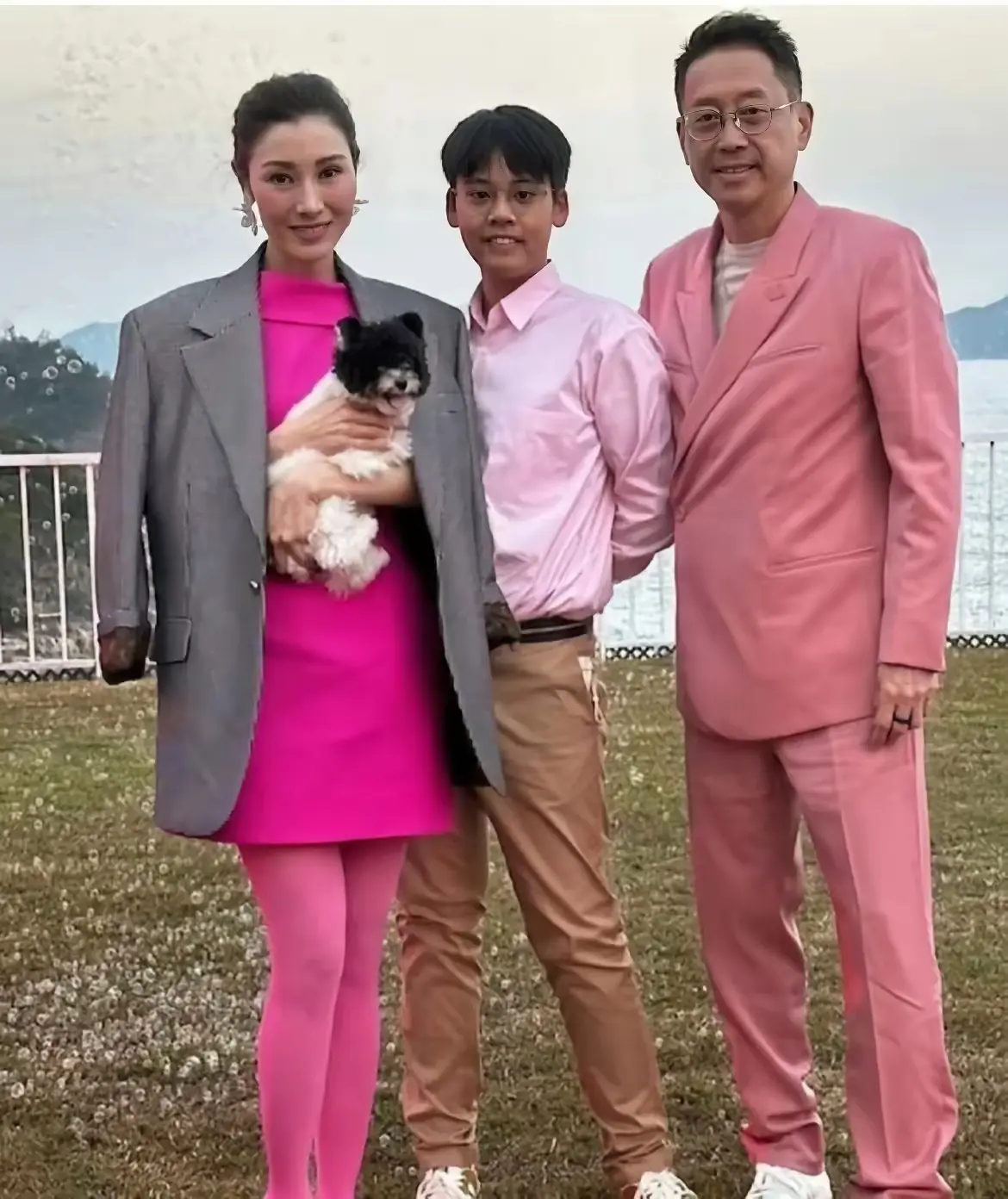 54岁李嘉欣晒全家照，14岁儿子已有一米八