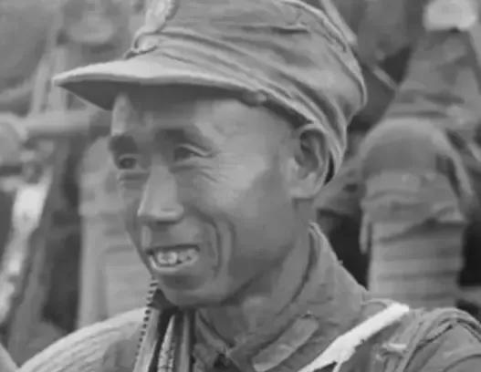 1945年，年过半百的神枪手被俘，日军把他绑在一棵大树上，用刀子割他的肉，谁知他